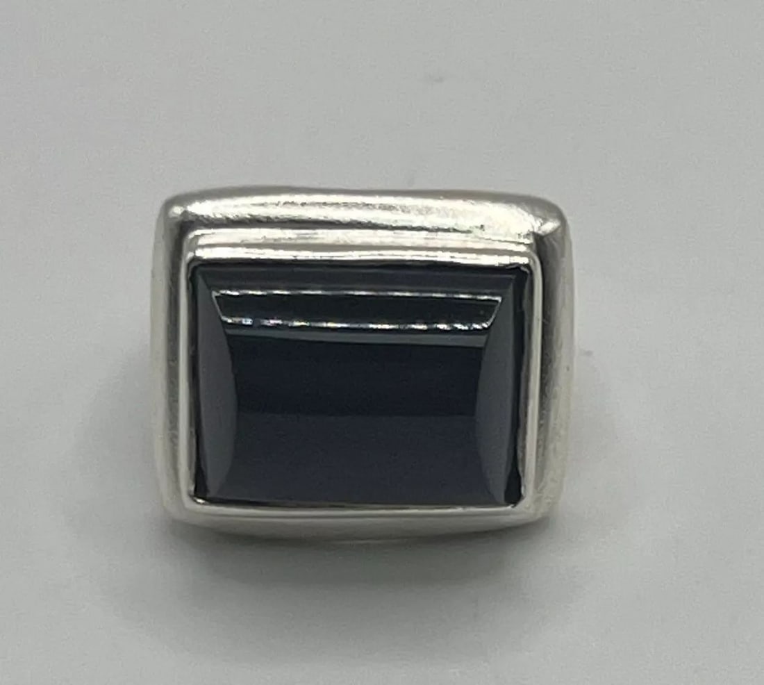STERLING SILVER & BLACK ONYX RING SIZE 4.5: This beautiful ring is made of high-quality sterling silver and features a stunning black onyx stone. The design is elegant and unique, with a ring size of 4.5. The metal purity is 925 and the main st