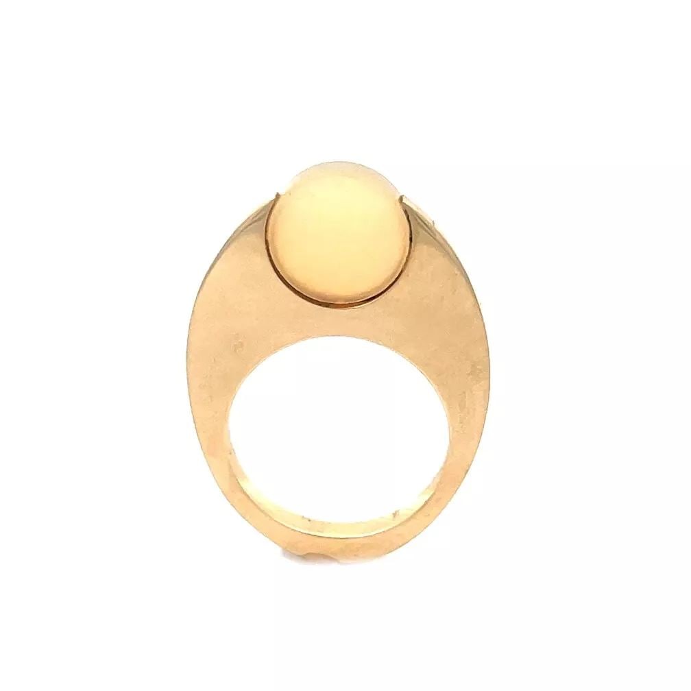 PIERRE CARDIN GEMSTONE GOLD RING 14K YELLOW OVAL FLAT STYLE: This is a modernist style ring by Pierre Cardin, it has a flat ova shape with high bridge and a round half bezel set disc shape beige color gemstone. The ring has a space age shape and it is signed by
