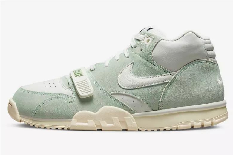 NIKE AIR TRAINER 1 ENAMEL GREEN SAIL 35TH ANNIVERSARY US SIZE 11: NIKE AIR TRAINER 1 ENAMEL GREEN SAIL 35TH ANNIVERSARY US SIZE 11 Celebrating its 35th anniversary, Tinker Hatfield’s Air Trainer 1 from Nike flaunts an emerald-green colourway this season. The OG mi