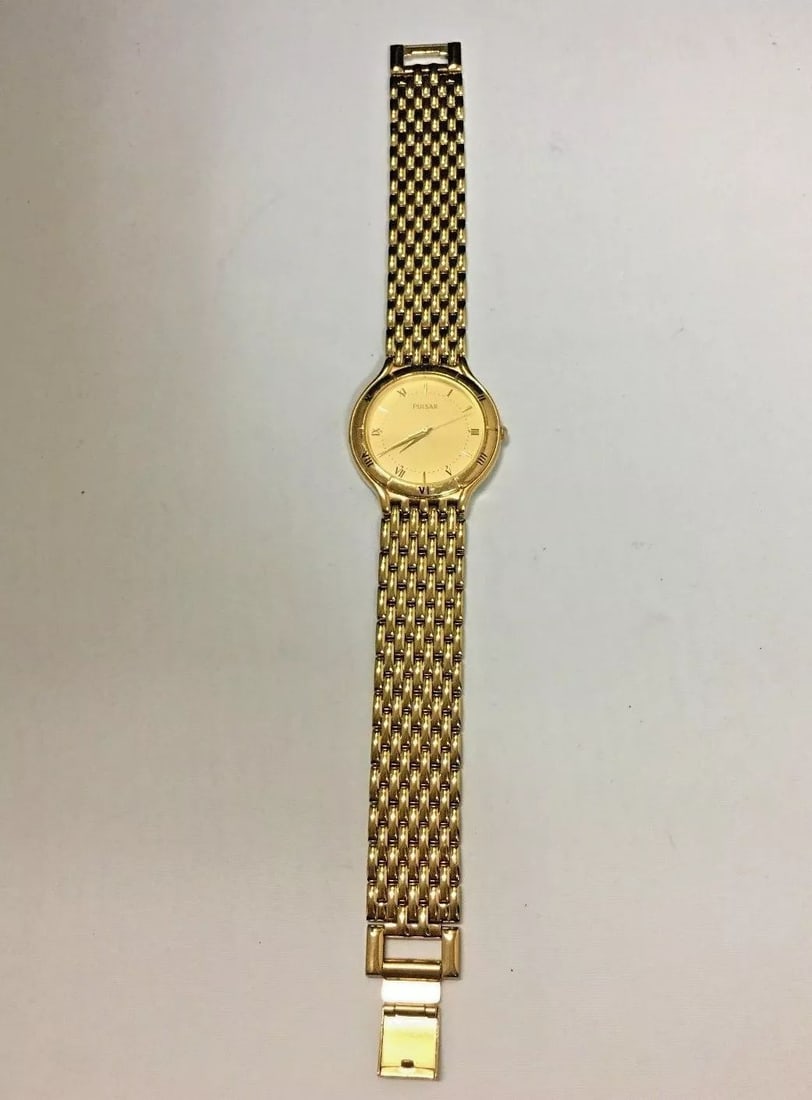 Pulsar Watch yellow gold color: Pulsar Watch yellow gold color You are bidding on a pre-owned Pulsar Watch yellow gold color. The watch is in excellent working condition. There are minor scratches on the watch from normal wear and t