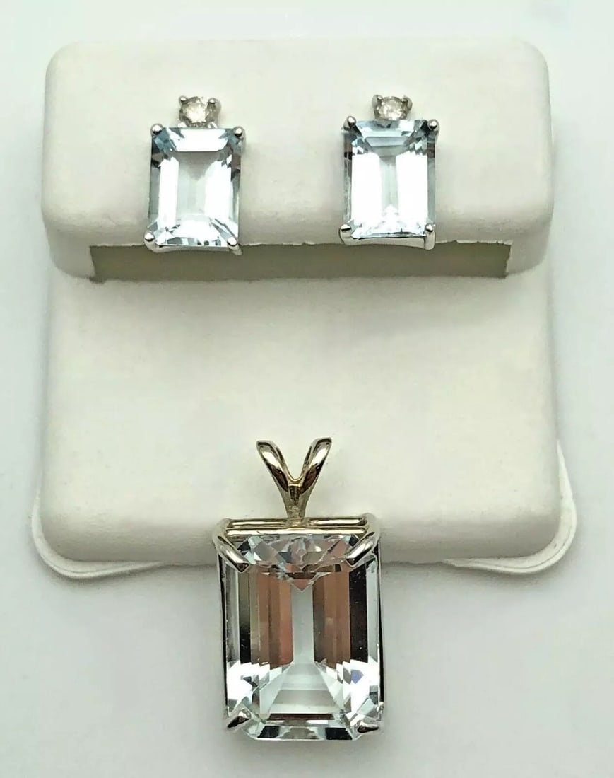 14K WHITE GOLD PENDANT & EARRINGS WITH AQUAMARINE AND 0.06CTS OF DIAMONDS: 14K WHITE GOLD PENDANT & EARRINGS WITH AQUAMARINE AND 0.06CTS OF DIAMONDS 14k White Gold Pendant & Earrings with Aquamarine and 0.06cts of Diamonds Condition: Used, have been cleaned and moved around