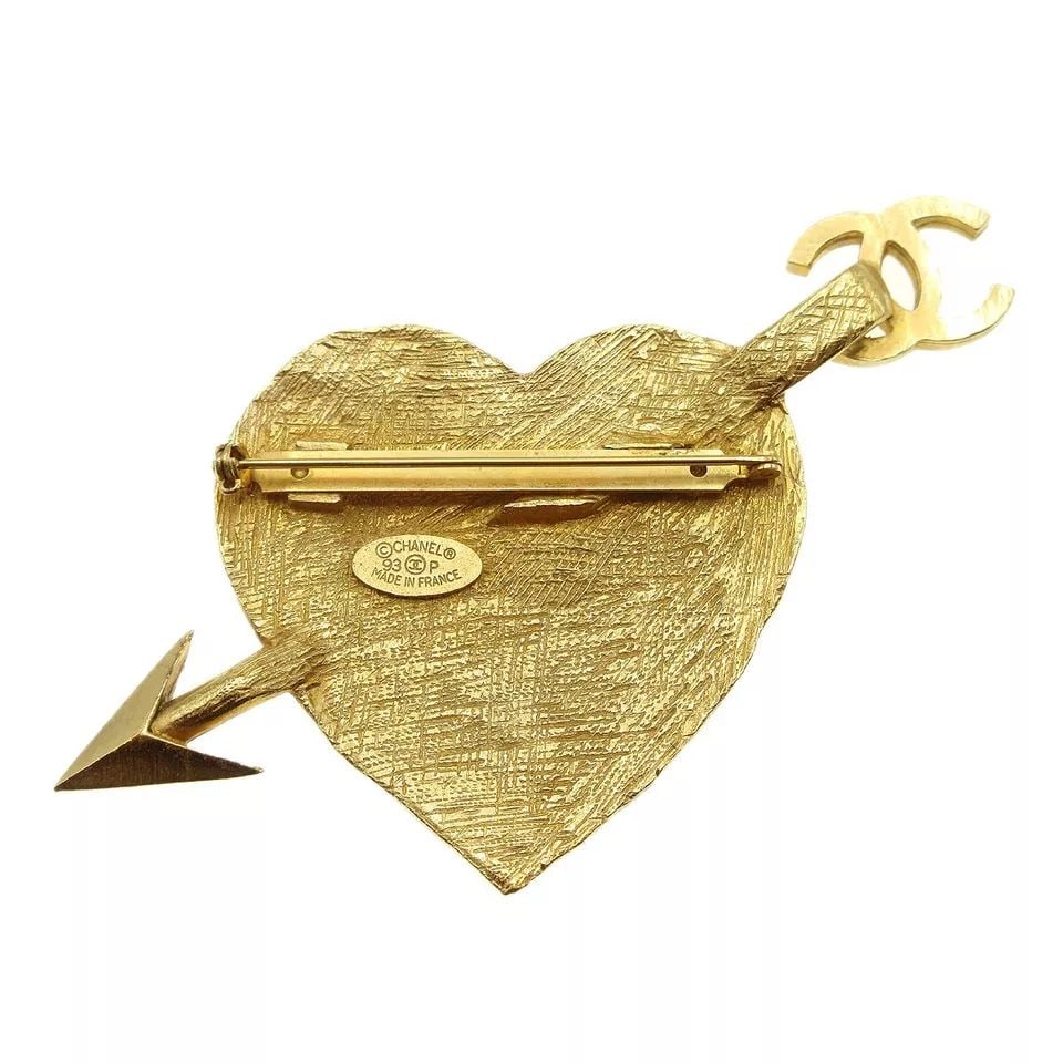 CHANEL BOW AND ARROW HEART BROOCH PIN GOLD 93P: CHANEL BOW AND ARROW HEART BROOCH PIN GOLD 93P CONDITION OUTSIDE : A+: VERY GOOD CONDITION!! INSIDE: A+: VERY GOOD CONDITION!! Number :RU1022 Pocket : Outside: Pocket x1 Inside: Zipper Pocket x1Size(I