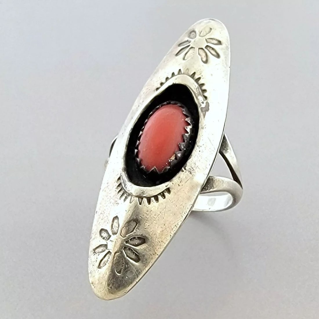 VINTAGE BEAUTIFUL NAVAJO STERLING SILVER SHADOWBOX CORAL RING (1 of 2)