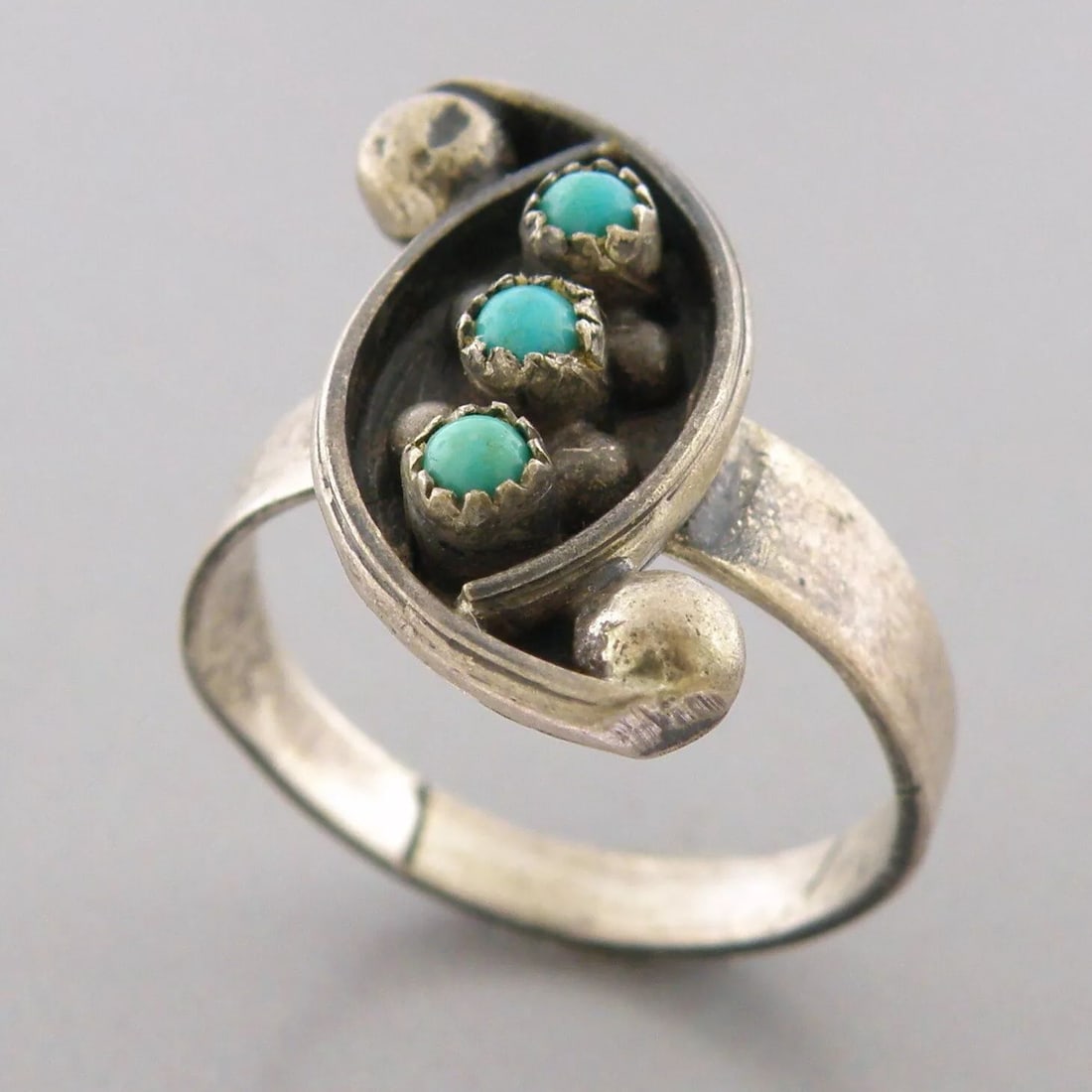 VINTAGE EARLY NAVAJO STERLING SILVER SNAKE EYES TURQUOISE RING SIZE 7 (1 of 2)