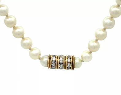 DIAMOND 18K PEARLS YELLOW GOLD 3 MOTIFS SINGLE STRAND NECKLACE: DIAMOND 18K PEARLS YELLOW GOLD 3 MOTIFS SINGLE STRAND NECKLACE This is a lovely pearl necklace, there are three 18k yellow gold barrel motifs and lobster clasp. The center triple ring has channel set