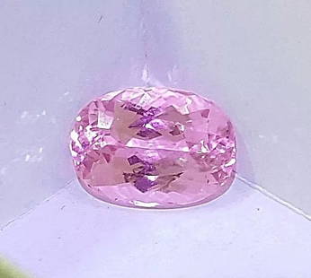 14.04CT NATURAL PINK KUNZITE OVAL SHAPE LOOSE GEMSTONE: 14.04CT NATURAL PINK KUNZITE OVAL SHAPE LOOSE GEMSTONE Add a touch of elegance to your jewelry collection with this 14.04CT natural pink Kunzite oval shape loose gemstone. The gemstone is cut with a v