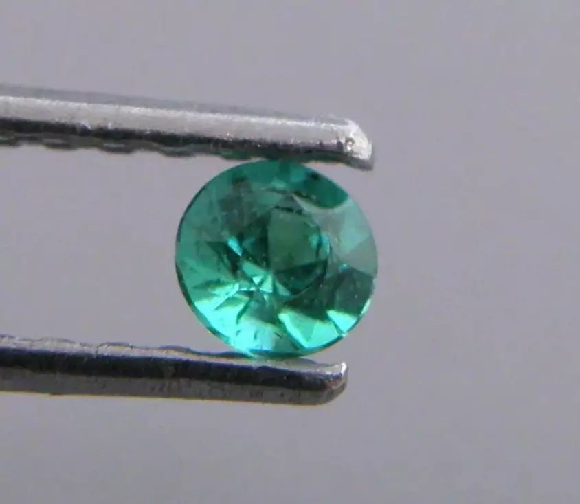 LOOSE NATURAL COLOMBIAN EMERALD ROUND CUT Sale is for 1 round cut natural Emerald Emeralds measures: LOOSE NATURAL COLOMBIAN EMERALD ROUND CUT Sale is for 1 round cut natural Emerald Emeralds measures 2.3mm in diameter If you purchase 2 and want matching pair please let me know. New, never used befor