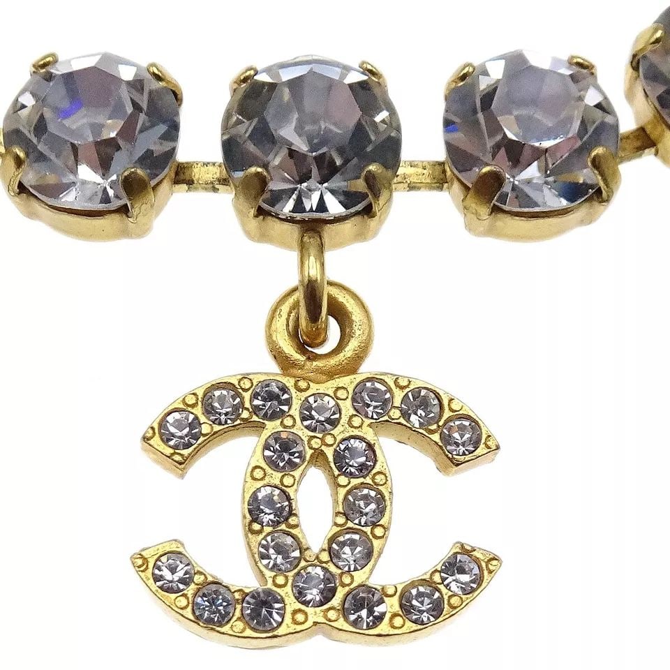 CHANEL RHINESTONE GOLD CHAIN BRACELET: CHANEL RHINESTONE GOLD CHAIN BRACELET CONDITION Exterior: A : GOOD CONDITION!! Number : 95A Size(Inch) : Inner circumference : 7.7 " Charm : W 0.6 " x H 0.5 " Size(CM) : Inner circumference : 19.5 cm