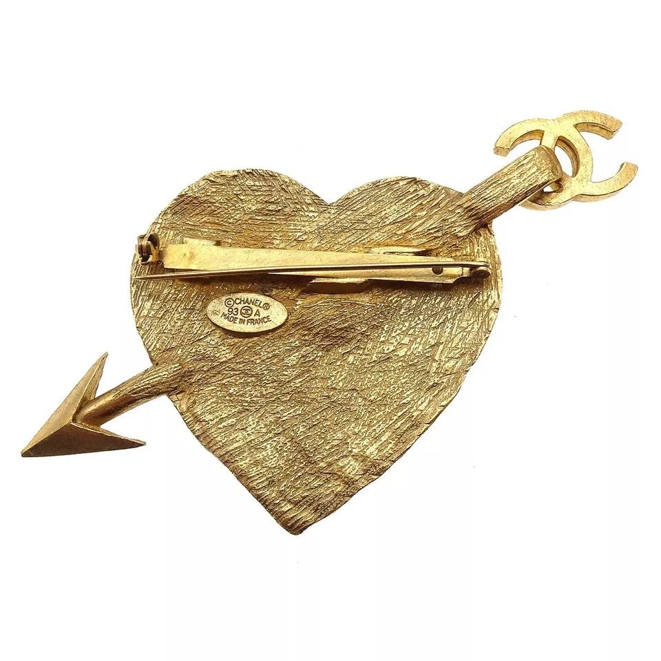CHANEL BOW AND ARROW HEART BROOCH GOLD 93A: CHANEL BOW AND ARROW HEART BROOCH GOLD 93A CONDITION OUTSIDE : A+: VERY GOOD CONDITION!! INSIDE: A+: VERY GOOD CONDITION!! Number :94 Pocket :Outside: - Inside: - Size (Inch) :W 9.1 x H 5.1 x D 2.0 "