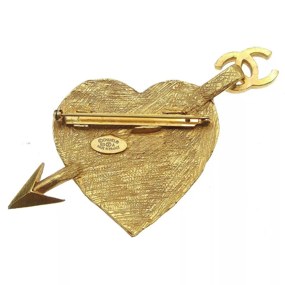 CHANEL BOW AND ARROW HEART BROOCH PIN GOLD 93A: CHANEL BOW AND ARROW HEART BROOCH PIN GOLD 93A Exterior: A : GOOD CONDITION!! Other: - S : New or new without a tag. SA : Excellent condition. A : Good condition with minor sigh of use. AB : Used cond
