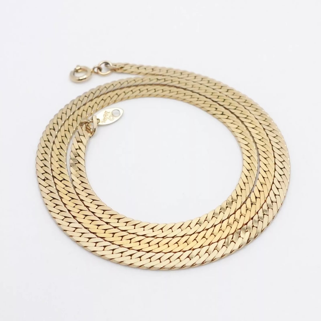 TRIFARI YELLOW GOLD PLATED 3.5MM FLAT CHAIN NECKLACE - 18" LONG: TRIFARI YELLOW GOLD PLATED 3.5MM FLAT CHAIN NECKLACE - 18" LONG Trifari Yellow Gold Plated Flat Chain Necklace Length - 18" Long Width - 3.5mm Depth - 1mm Total Weight - 10 Grams