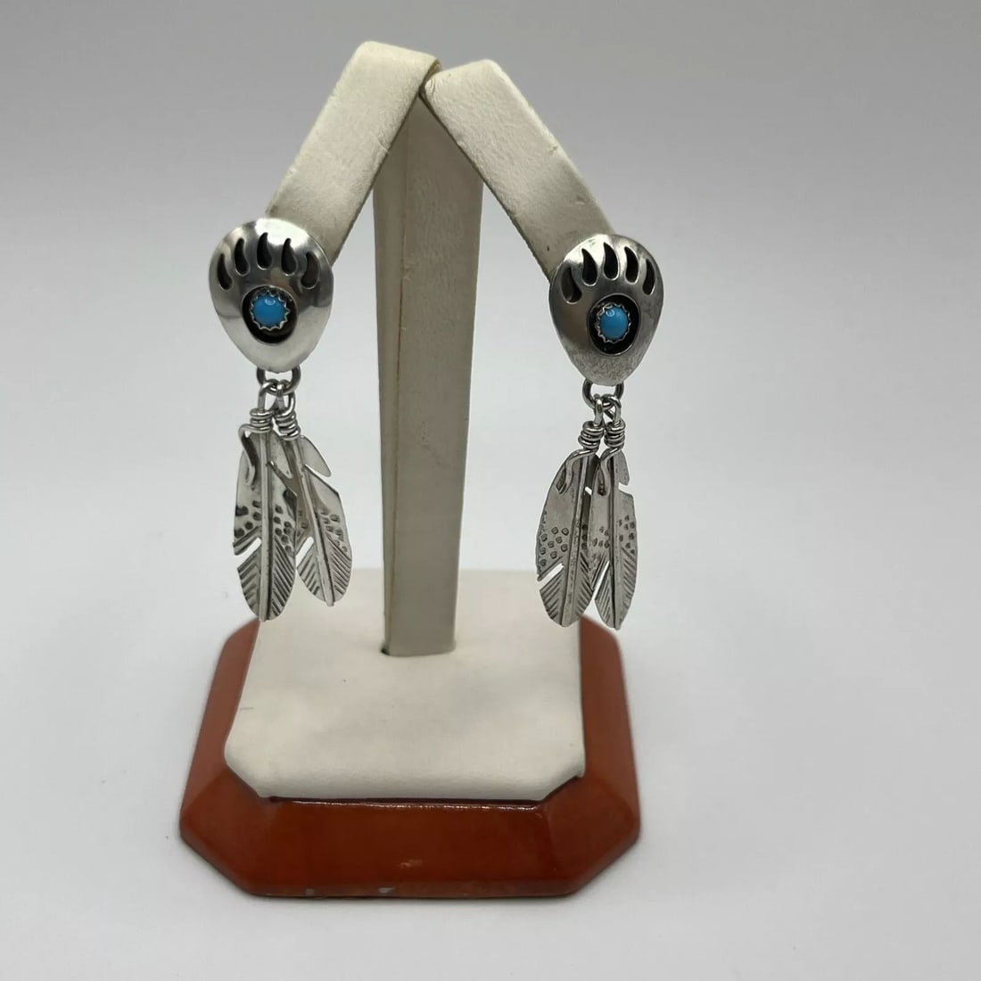 VINTAGE NATIVE STERLING SILVER TURQUOISE BEAR PAW FEATHER EARRINGS (1 of 2)