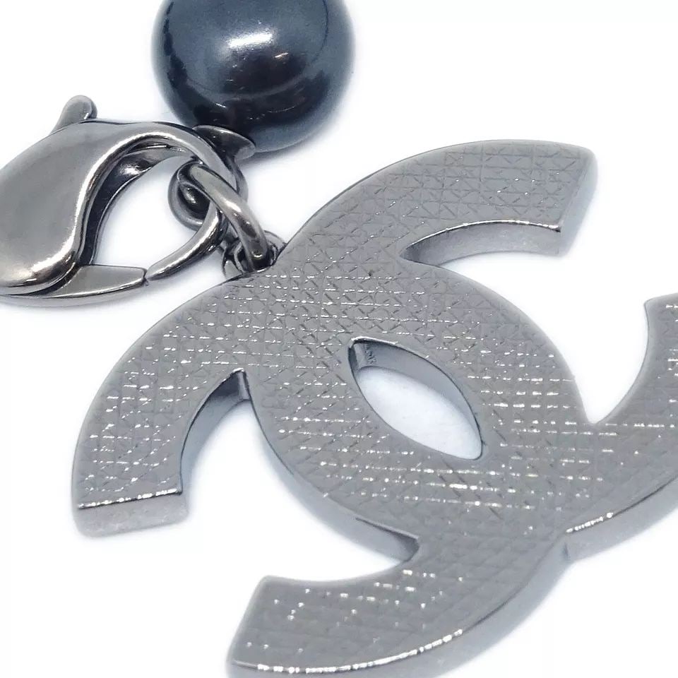 CHANEL BRACELET ARTIFICIAL PEARL BLACK: CHANEL BRACELET ARTIFICIAL PEARL BLACK A11V CONDITION Exterior : A+: VERY GOOD CONDITION!! Number :A11V Size (Inch) : Inner circumference : 6.7 " Charm : W 1.2 x H 0.9 " Size (CM) :Inner circumference