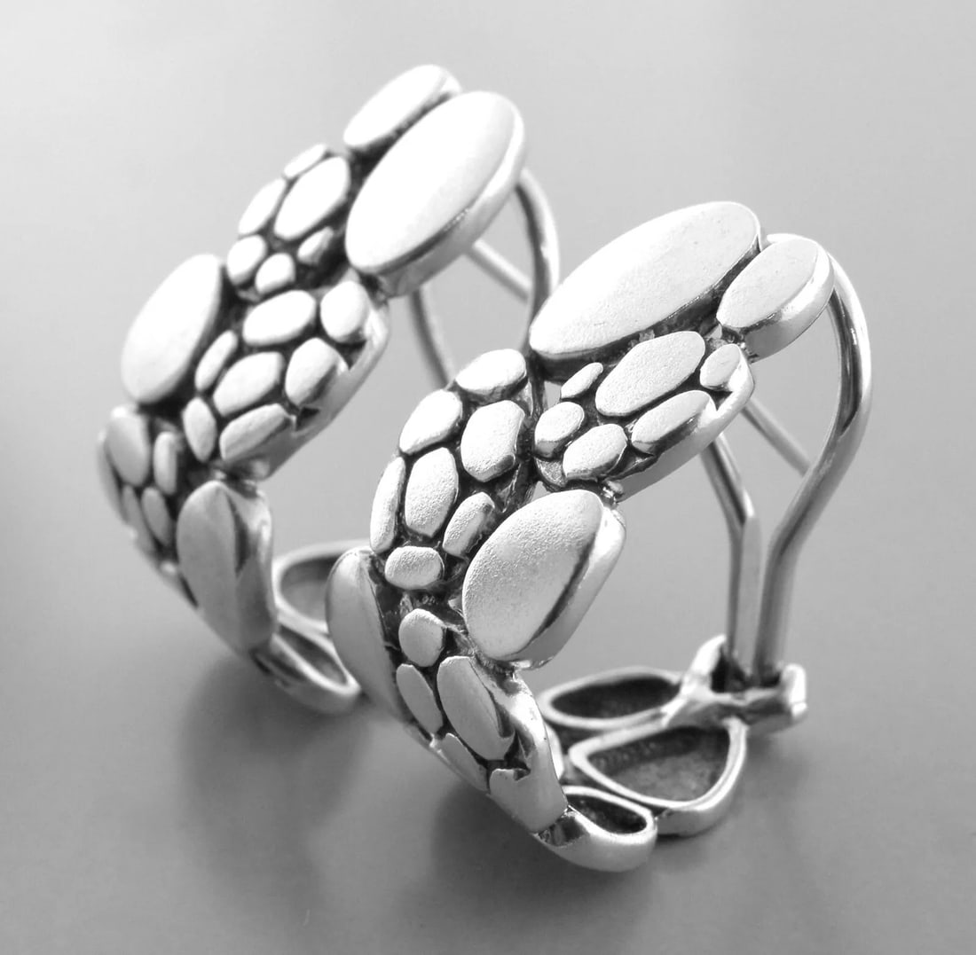 VINTAGE JOHN HARDY STERLING SILVER PEBBLE OMEGA BACK EARRINGS: TIFFANY & Co. STERLING SILVER RING Ring size is a 5.5 Ring measures 0.45" wide Tiffany & Co. Sterling silver atlas ring Pre-owned, Ring is in good condition, please refer to pics Stamped TIFFANY & CO.
