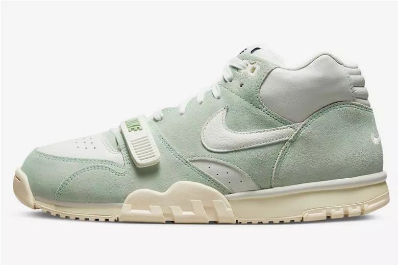 NIKE AIR TRAINER 1 ENAMEL GREEN SAIL 35TH ANNIVERSARY US SIZE 11: NIKE AIR TRAINER 1 ENAMEL GREEN SAIL 35TH ANNIVERSARY US SIZE 11 Celebrating its 35th anniversary, Tinker Hatfield’s Air Trainer 1 from Nike flaunts an emerald-green colourway this season. The OG mi
