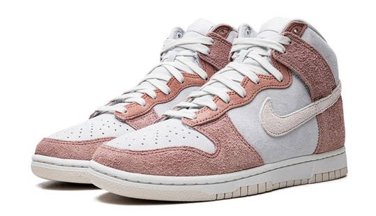NIKE DUNK HIGH RETRO PREMIUM FOSSIL ROSE US SIZE 9.5: NIKE DUNK HIGH RETRO PREMIUM FOSSIL ROSE US SIZE 9.5 Fossil Rose shade appears on a Dunk High, also built with a mix of hairy suedes and smoother finishes. This time around, the Fossil Rose overtakes