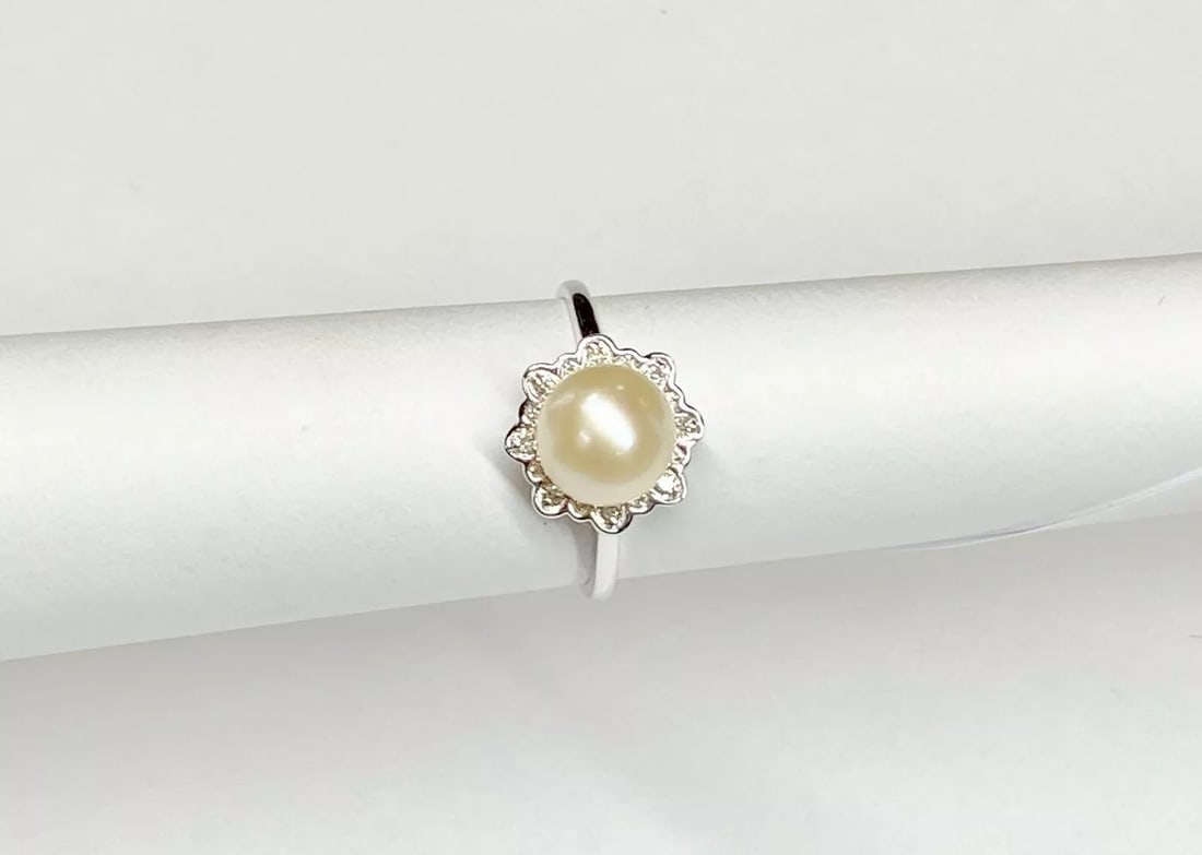 WOMEN'S 18K WHITE GOLD RING WITH DIAMONDS AND 8MM PEARL (SIZE 7) (1 of 2)