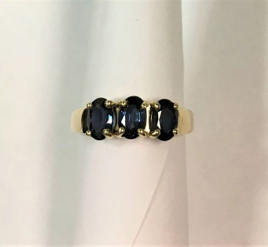 14K YELLOW GOLD RING WITH NATURAL SAPPHIRE (SIZE: 8.75) (1 of 2)