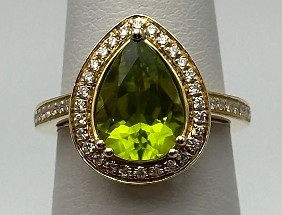 14K GOLD RING WITH PEAR SHAPED PERIDOT AND 0.27CTS OF DIAMONDS SIZE: 5: 14K GOLD RING WITH PEAR SHAPED PERIDOT AND 0.27CTS OF DIAMONDS SIZE: 5 14k Gold Ring with pear shaped Peridot and 0.27cts of Diamonds Condition: Used, has been cleaned Material:14k Yellow Gold Ring Si