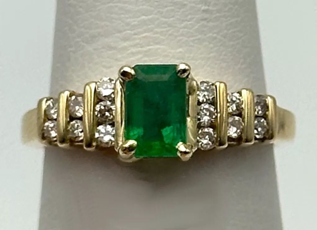 10K GOLD RING WITH NATURAL EMERALD AND 0.21CTS OF DIAMONDS SIZE: 5.25 (1 of 2)
