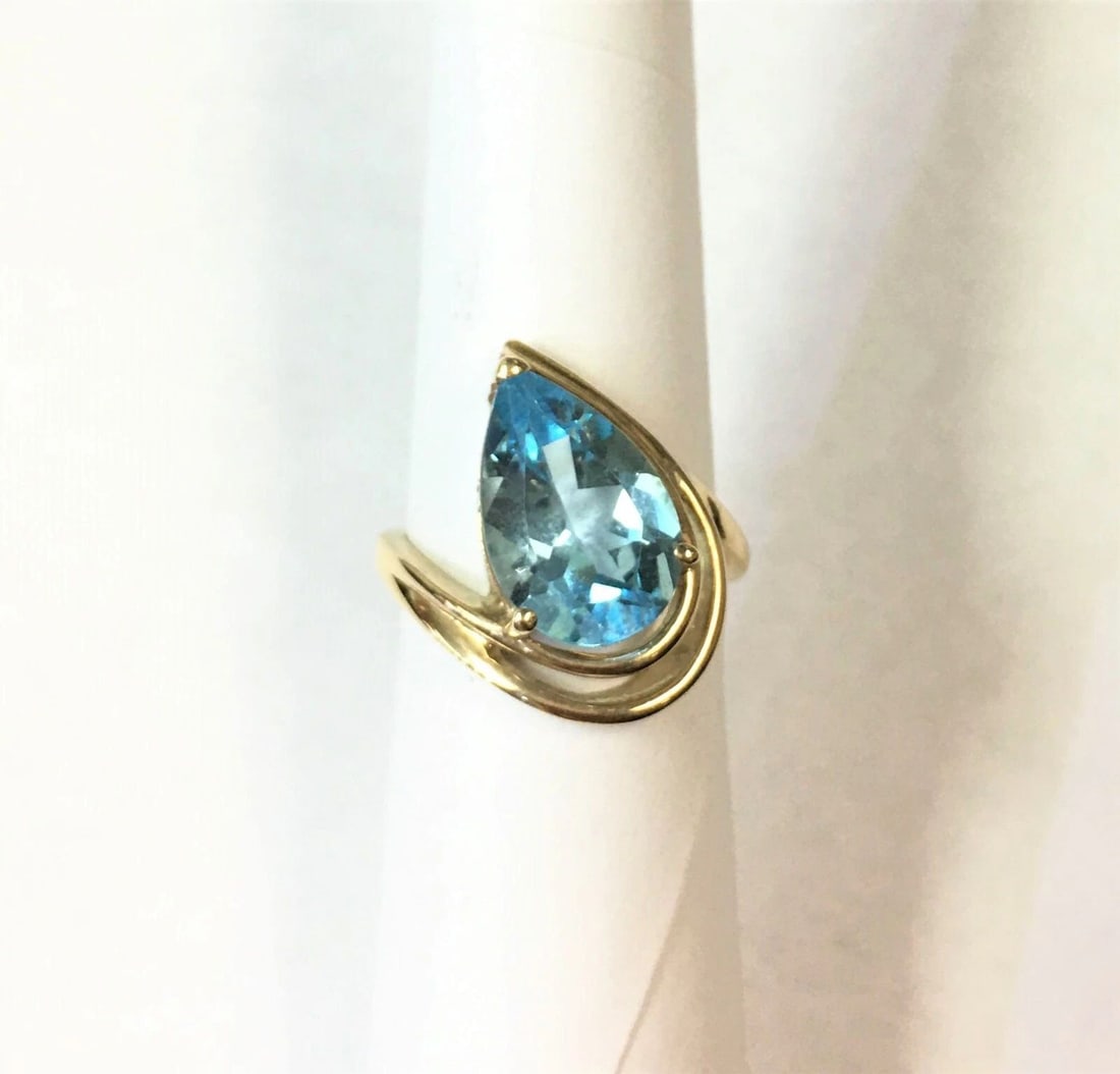 14K GOLD RING WITH BIG CENTER PEAR BLUE TOPAZ (SIZE: 6.5) (1 of 2)