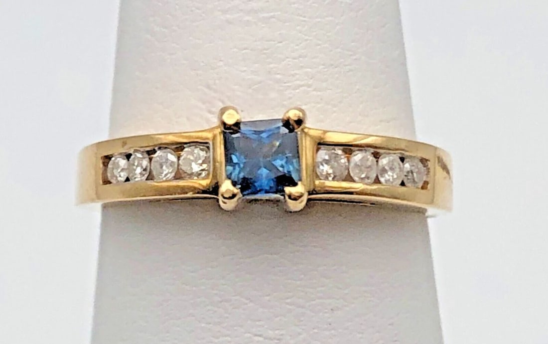 14K GOLD RING SET WITH CENTER SAPPHIRE AND 0.20CTS OF DIAMONDS SIZE: 7 (1 of 2)