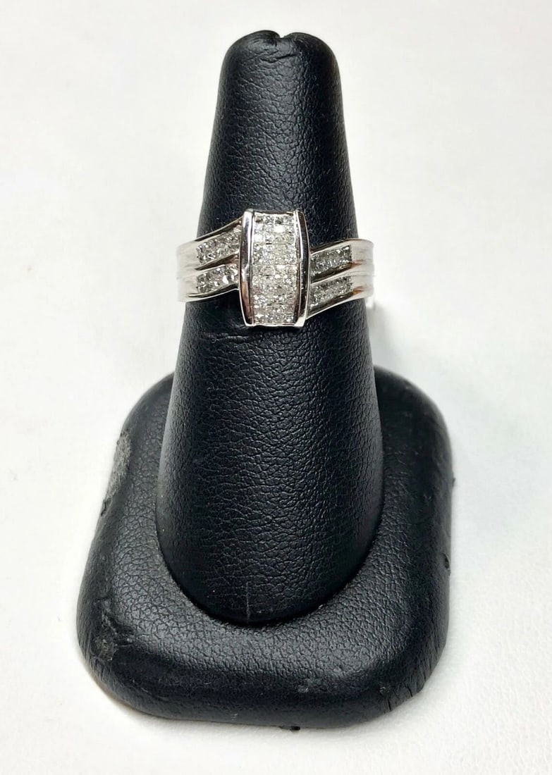 14K WHITE GOLD RING WITH DIAMONDS NEW: 14K WHITE GOLD RING WITH DIAMONDS NEW 14k White Gold Ring with Diamonds You are bidding on a new with defects 14k White Gold Ring with Diamonds. The ring has minor scuffs and scratches from being move