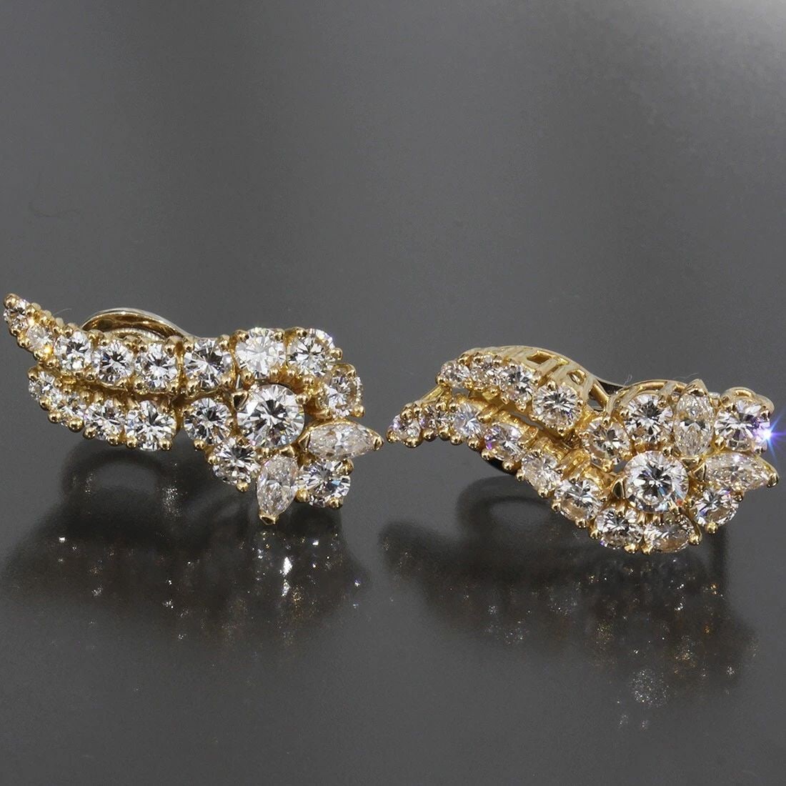 MORABITO DIAMOND EAR CLIPS EARRING K18YG 18KT 10.3G VINTAGE NEWLY FINISHED: MORABITO DIAMOND EAR CLIPS EARRING K18YG 18KT 10.3G VINTAGE NEWLY FINISHED E1477 Style : Ear Clips/Earrings Charm Size (Approx.) : 2.4 x 1.2 cm Material : Yellow Gold 18K Main Stone : Diamond (Approx.