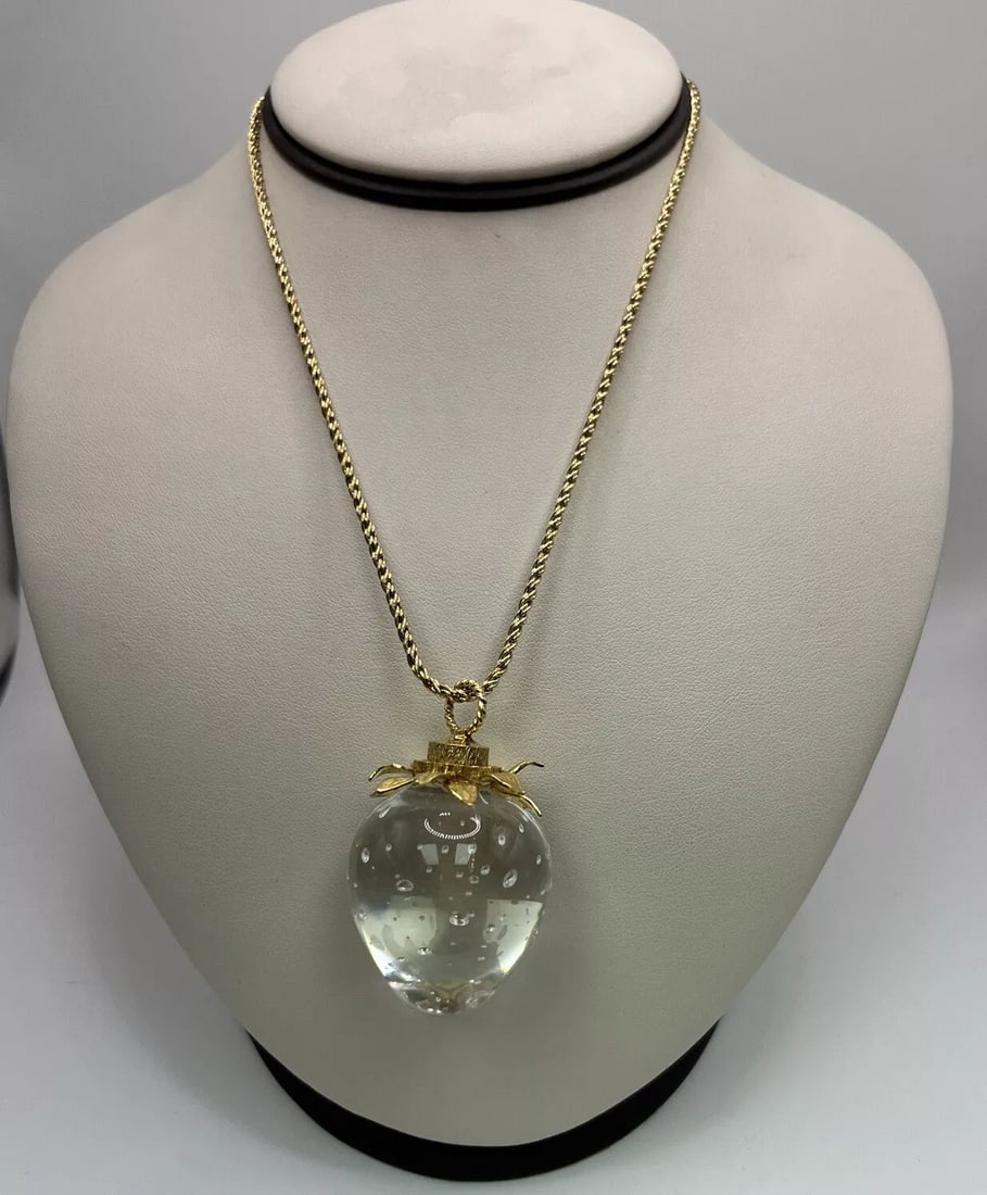 VINTAGE STEUBEN GLASS STRAWBERRY W 18K GOLD LEAF STEM ON 25" 14K GOLD ROPE CHAIN: VINTAGE STEUBEN GLASS STRAWBERRY W 18K GOLD LEAF STEM ON 25" 14K GOLD ROPE CHAIN