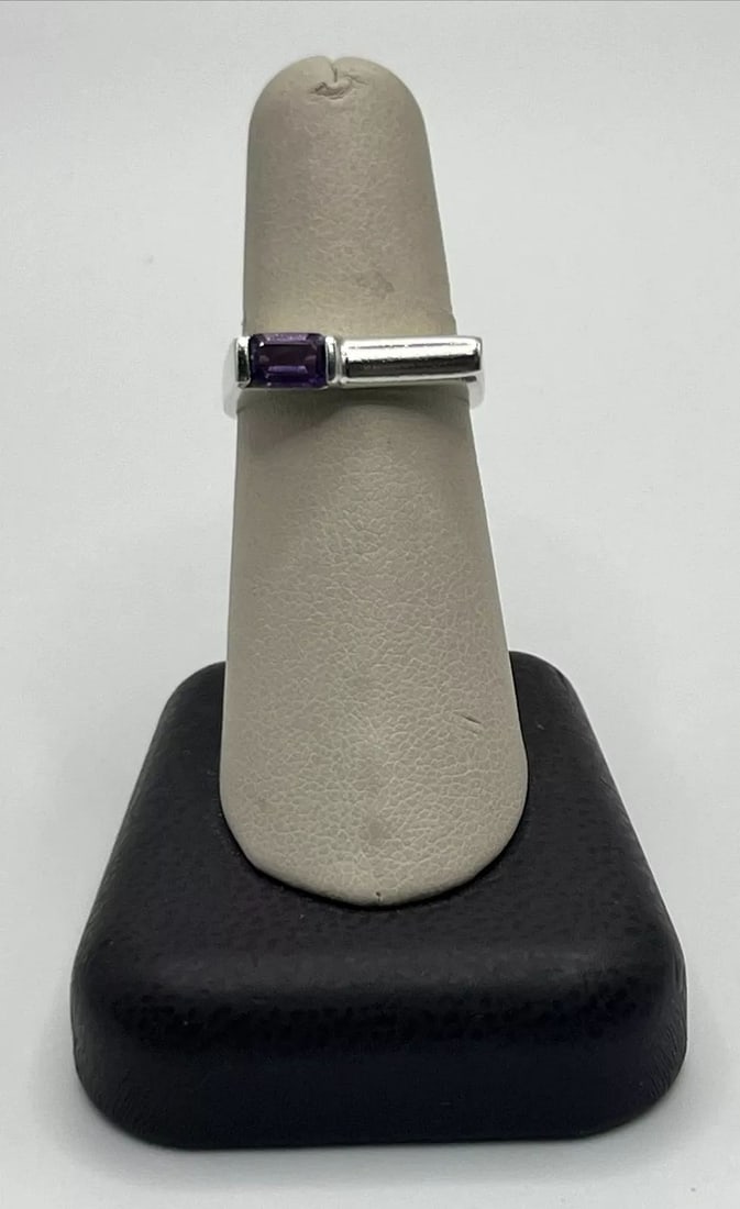 STERLING SILVER & PURPLE AMETHYST RING SIZE 7: STERLING SILVER & PURPLE AMETHYST RING SIZE 7