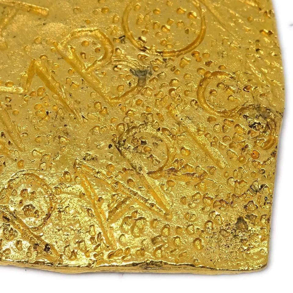 CHANEL BOW AND ARROW HEART BROOCH PIN GOLD 93P: CHANEL BOW AND ARROW HEART BROOCH PIN GOLD 93P CONDITION OUTSIDE: A+: VERY GOOD CONDITION!! There are scuffs and dirt on the bottom edges. INSIDE: A+: VERY GOOD CONDITION!! Number : FL0069 Pocket : Ou