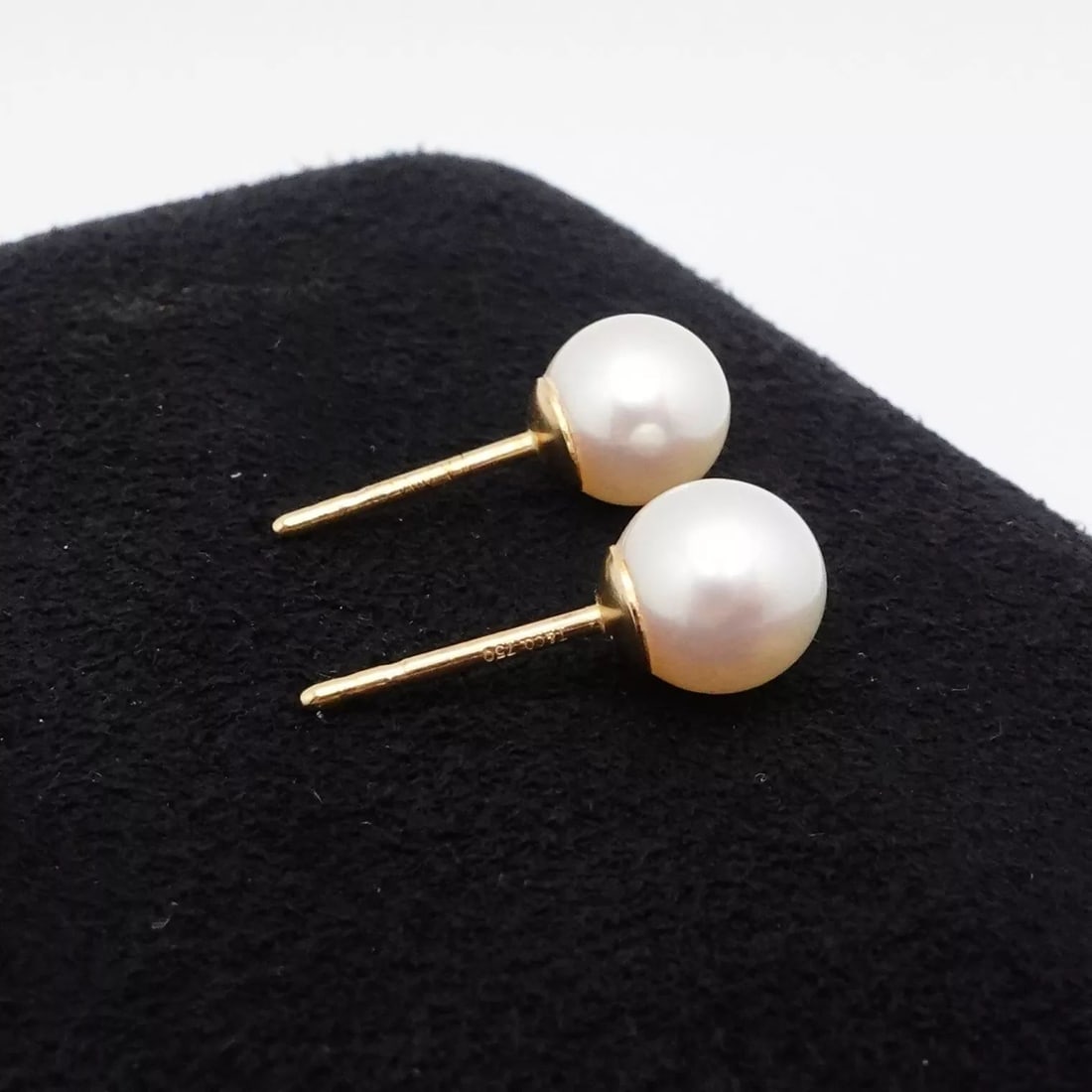 TIFFANY & CO. 18K YELLOW GOLD WHITE AKOYA PEARL STUD EARRINGS WITH BOX (1 of 2)