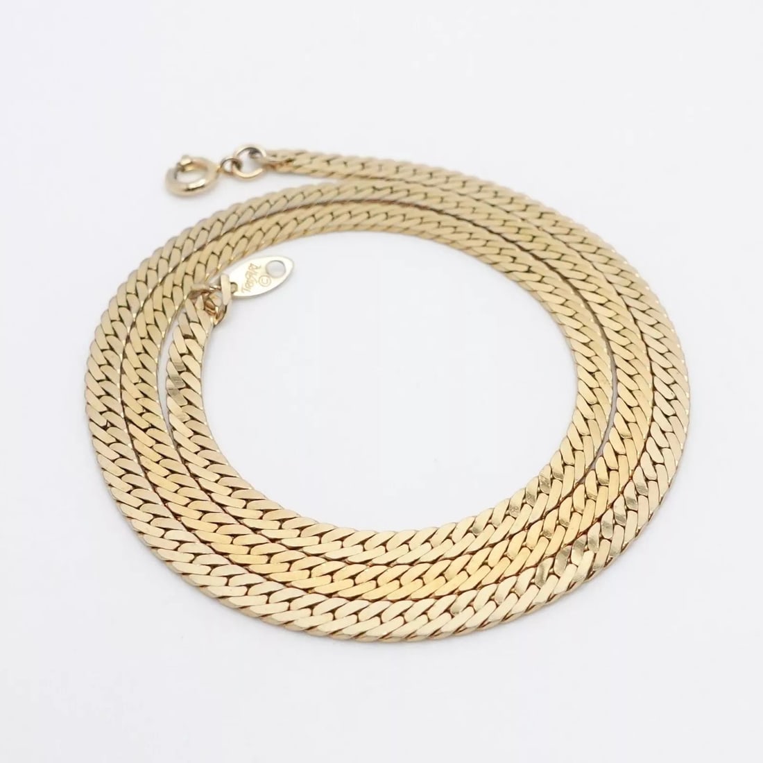 TRIFARI YELLOW GOLD PLATED 3.5MM FLAT CHAIN NECKLACE - 18" LONG: TRIFARI YELLOW GOLD PLATED 3.5MM FLAT CHAIN NECKLACE - 18" LONG Trifari Yellow Gold Plated Flat Chain Necklace Length - 18" Long Width - 3.5mm Depth - 1mm Total Weight - 10 Grams