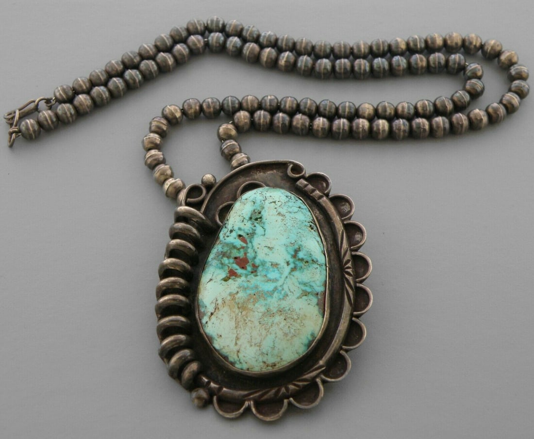VINTAGE BEAUTIFUL NAVAJO STERLING TURQUOISE NECKLACE (1 of 2)