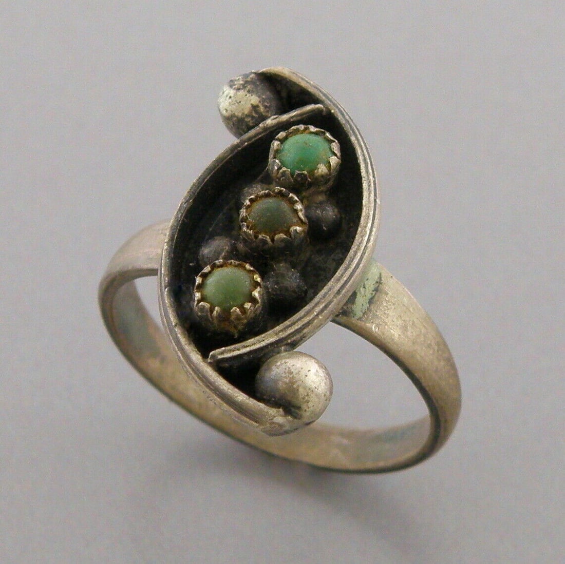 VINTAGE EARLY NAVAJO STERLING SILVER SNAKE EYES GREEN TURQUOISE RING SIZE 6.75 (1 of 2)