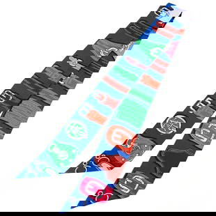HERMES SCARF SILK TWILLY HARNAIS DES PRESIDENTS BLUE MULTI COLOR AUTHENTIC: HERMES SCARF SILK TWILLY HARNAIS DES PRESIDENTS BLUE MULTI COLOR AUTHENTIC HERMES Scarf Silk Twilly HARNAIS DES PRESIDENTS Blue Multi Color authentic Description [Condition] A- Some damages from norma