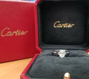 $14,500 CARTIER VINTAGE PLATINUM ENGAGEMENT RING 0.90CT OVAL DIAMOND GIA CERT: $14,500 CARTIER VINTAGE PLATINUM ENGAGEMENT RING 0.90CT OVAL DIAMOND GIA CERT This stunning engagement ring from Cartier features a 0.90ct oval diamond with a very good cut and VS2 clarity grade. The