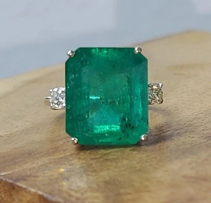 14K WHITE GOLD ENGAGEMENT RING 9.85CT.NATURAL GREEN EMERALD EMERALD CUT GIA CERT: 14K WHITE GOLD ENGAGEMENT RING 9.85CT.NATURAL GREEN EMERALD EMERALD CUT GIA CERT This stunning 14K white gold engagement ring boasts a beautiful 9.85-carat natural green emerald in an emerald cut, wit