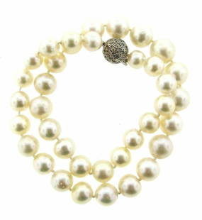 14K WHITE GOLD, DIAMOND & SOUTH SEA PEARL NECKLACE STRAND: 14K WHITE GOLD, DIAMOND & SOUTH SEA PEARL NECKLACE STRAND DK/NS Modern 14k White Gold, Diamond & South Sea Pearl Strand Necklace Wonderful necklace that is a necessity in your collection. The weight i