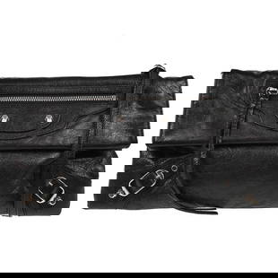 BALENCIAGA BLACK LEATHER ENVELOPE SHOULDER BAG: BALENCIAGA BLACK LEATHER ENVELOPE SHOULDER BAG Pocket *1 Size (Inch) :W 12.2 x H 7.1 x D 0.4 " Strap Drop. 20.1 - 21.7 " Size (CM) :W 31.0 x H 18.0 x D 1.0 cm Strap Drop. 51.0 - 55.0 cm Color : Black
