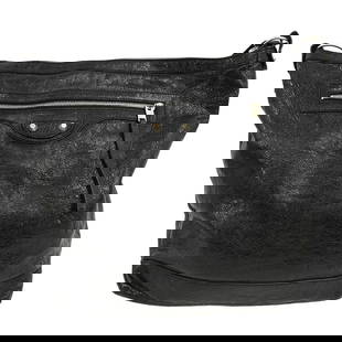 BALENCIAGA BLACK THE DAY MESSENGER SHOULDER BAG: BALENCIAGA BLACK THE DAY MESSENGER SHOULDER BAG Pocket *2 Size (Inch) :W 12.2 x H 12.6 x D 4.3 " Strap Drop. 18.1 - 21.3 " Size (CM) :W 31.0 x H 32.0 x D 11.0 cm Strap Drop. 46.0 - 54.0 cm Color : Bla