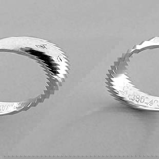 VAN CLEEF & ARPELS PLATINUM 2mm WEDDING BAND RING SIZE 5: VAN CLEEF & ARPELS WEDDING BAND RING SIZE 5 Ring size is a 5 Ring measures 2mm wide Van Cleef & Arpels Platinum wedding band Pre-owned in Excellent condition, please refer to pics Stamped - VCA PT950