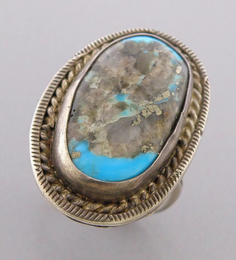 VINTAGE BEAUTIFUL NAVAJO STERLING SILVER TURQUOISE RING (1 of 2)