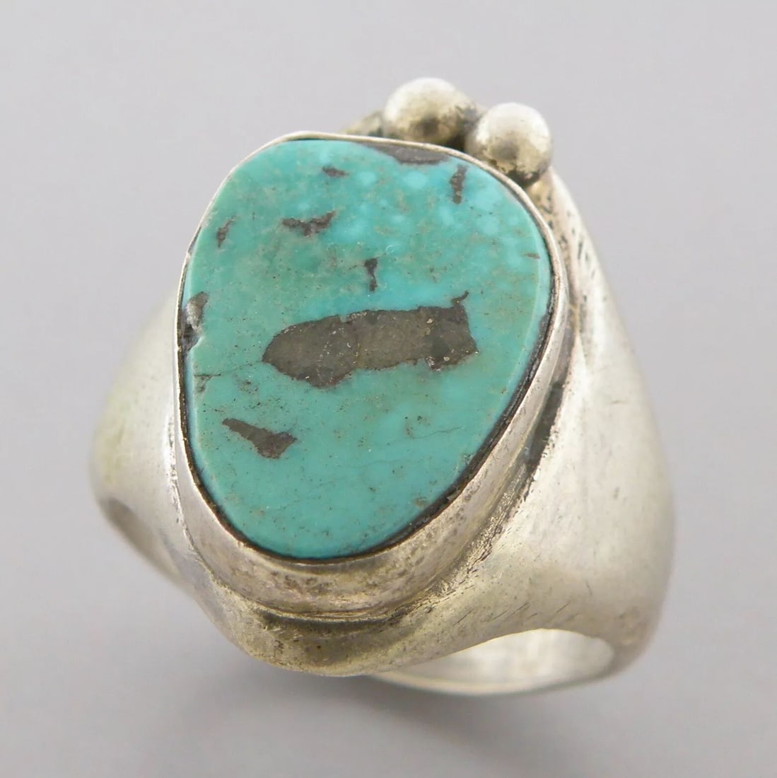 VINTAGE BEAUTIFUL NAVAJO STERLING SILVER TURQUOISE RING (1 of 2)