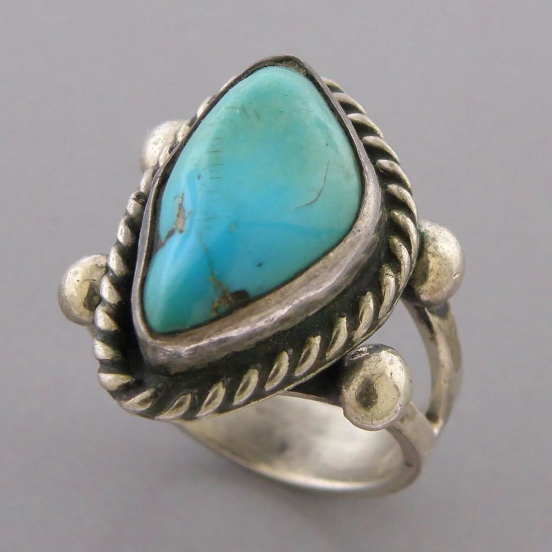 VINTAGE BEAUTIFUL NAVAJO STERLING SILVER TURQUOISE RING (1 of 2)