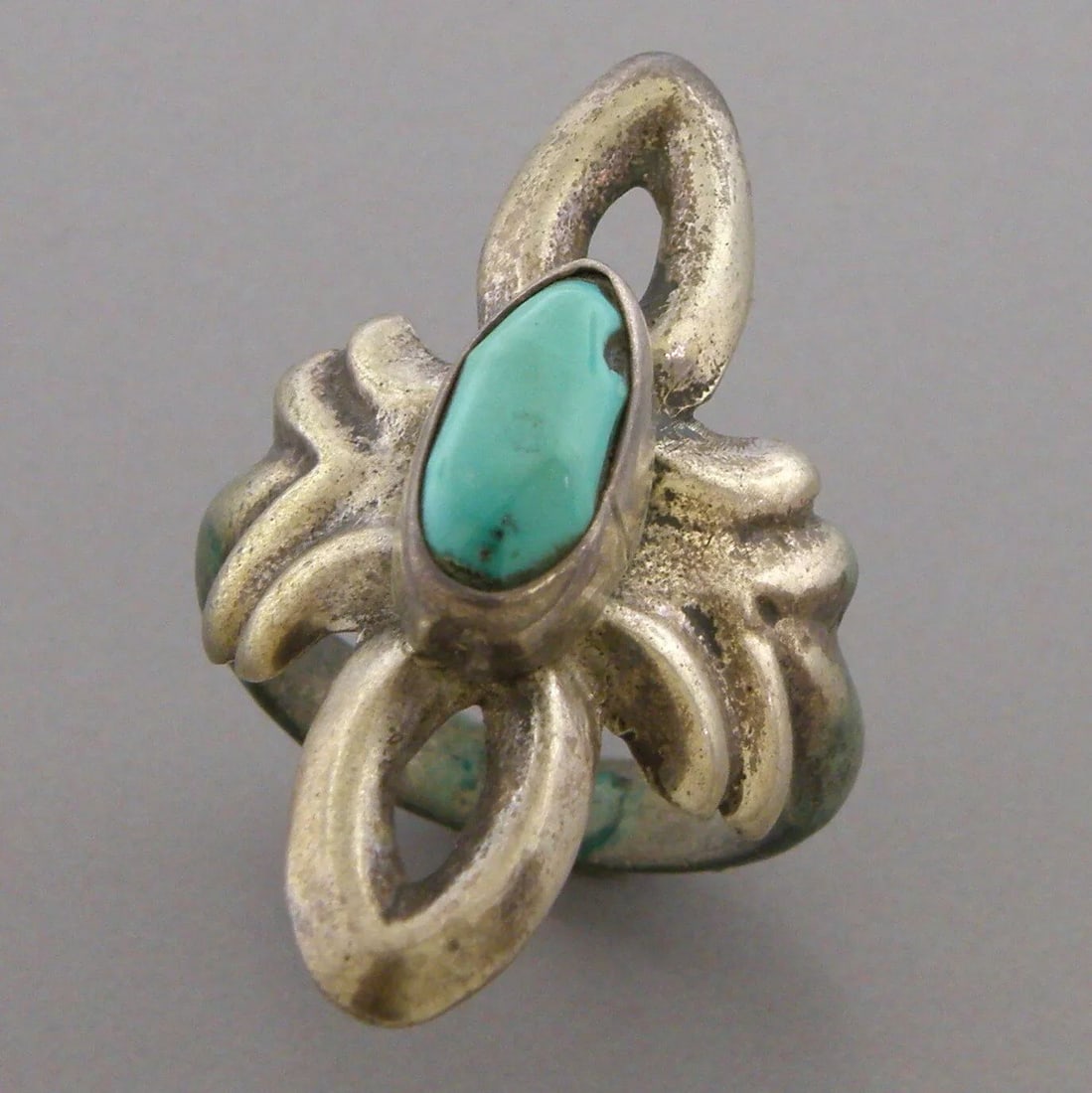 VINTAGE SOUTHWESTERN STERLING SILVER TURQUOISE RING SIZE 9 (1 of 2)