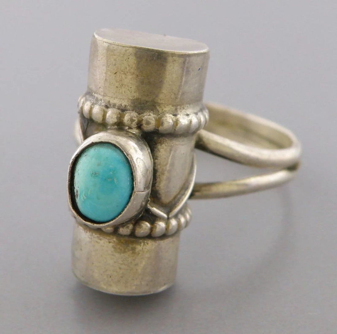 VINTAGE BEAUTIFUL NAVAJO STERLING SILVER TURQUOISE BARREL RING (1 of 2)