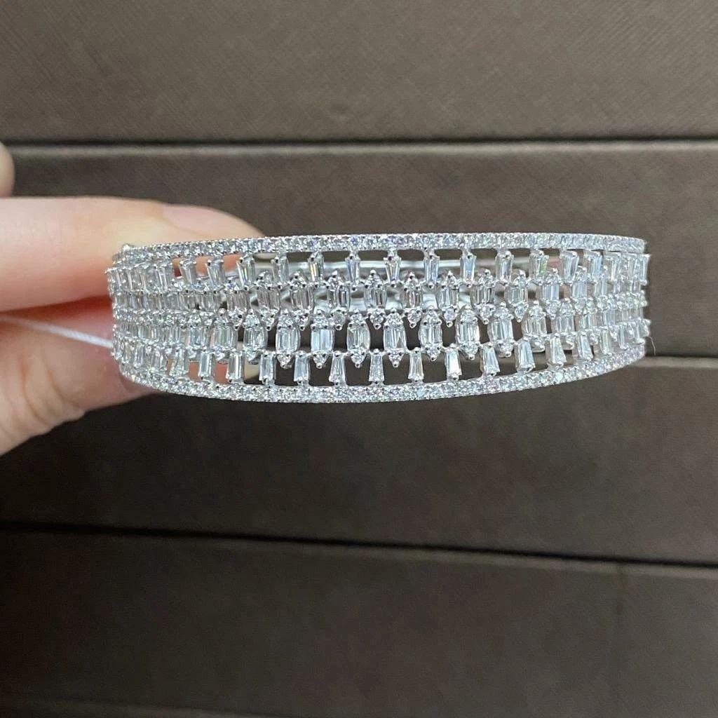 18KT GOLD IMPORTANT FANCY BAGUETTE DIAMOND BANGLE BRACELET (1 of 1)