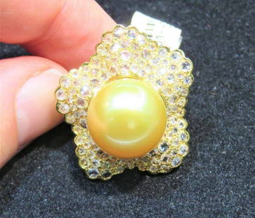 18KT RARE FANCY SOUTH SEA 14-15MM GOLDEN PEARL ROSE CUT DIAMOND RING: 18KT RARE FANCY SOUTH SEA 14-15MM GOLDEN PEARL ROSE CUT DIAMOND RING The Following Item we are offering is this Extremely Rare Beautiful 18KT Gold Fine Extraordinary Large Cultured South Sea Golden Pe