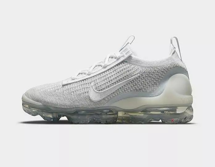 NIKE AIR VAPORMAX 2021 FLYKNIT WHITE PURE PLATINUM WOMEN'S RUNNING SHOES US SIZE 7.5: NIKE AIR VAPORMAX 2021 FLYKNIT WHITE PURE PLATINUM WOMEN'S RUNNING SHOES US SIZE 7.5 Performance running heritage goes green! Made from at least 40% recycled material by weight, the Nike Air VaporMax